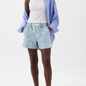 Gap women’s easy denim shorts in light indigo- new without tags! XS petite